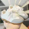 Tênis brancos infantis, nova coleção outono 2026: sapatos casuais, de sola macia, estilo Forrest Gump, para meninos, e tênis esportivos leves e versáteis para meninas
