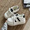 Sapatos Brancos de Solado Grosso com Aumento de Altura de 6cm para Mulheres - Lançamento Outono 2026 para Pessoas Baixas - Tênis Esportivos Brancos com Cadarço e Color Block