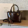Bolso de Cubo de Mano para Viajes Transfronterizos para Mujer 2025 Nuevo de Principios de Primavera Moda Retro Bolso de Hombro Bolso Versátil de Alta Gama para Mujer