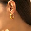 Pendientes geométricos huecos de cuerno en forma de C de celebridades de Internet europeas y americanas con material de cobre de viento frío, chapados en oro de 18 quilates.
