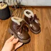 Botas Chelsea com Laço para Meninas 2026 Outono/Inverno Novas Botas Infantis de Solado Macio Moda e Conforto Botas de Cano Curto de Couro para Crianças Maiores