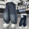 Jeans de mezclilla suave para niños, nueva colección de otoño, calidad de lujo ligero, pantalones casuales curvos vintage desgastados para niños