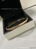 Pulseira V dourada de alta qualidade com padrão de diamante para mulheres, versões estreita e larga, gravação de precisão CNC, pulseira de luxo leve estilo Chanel, atacado do fabricante e entrega direta