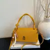 Bolsa pequena super popular transfronteiriça para mulheres, novo modelo 2026, bolsa de mão com design de nicho de luxo leve, bolsa de ombro e transversal versátil