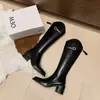 Botas de Cano Alto com Salto Grosso Apontadas Estilo Francês para Figuras Baixas, Botas Longas Marrons Afuniladas com Corte em V, Botas Western Melad