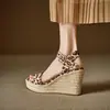 Sandalias de Cuña de Paja Serie Estampado de Leopardo Piel Completa por Dentro y por Fuera Sichuan Chengdu Sandalias Romanas de Microfibra Pedidos Europeos y Americanos Punta Redonda