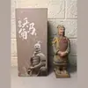Guerreiros e Cavalos do Exército de Terracota da Dinastia Qin Chinesa Figuras de Terracota Conjunto de Cinco Peças Figuras de Argila Preta Artesanato de Souvenir Turístico de Xi'an Presente Especial para Estrangeiros