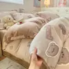 Juego de Cuatro Piezas de Terciopelo de Copo de Nieve Invierno Engrosado Cálido Coral Fleece Doble Cara Polar Funda Nórdica 3D Tridimensional Dibujos Animados Leche Terciopelo Venta al por Mayor