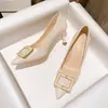 Chegada Nova Primavera/Outono 2026 Corte Baixo Bico Fino Fivela Quadrada de Metal Salto Fino Sapatos de Salto Alto Moda Francesa Feminina Sapatos Individuais