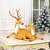 Escaparate de Fiesta Navideña Decoración de Escena de Árbol de Navidad Suministros Peluche Flor de Ciruelo Simulada y Adornos de Reno debajo del Árbol