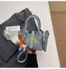 Bolsa de Hombro Cruzada Grande de Alta Gama Clásica Simple para Mujer, Patrón de Cuero Granulado Nuevo Estilo Primavera 2026, Hebilla de Cierre, Color Sólido