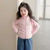 Roupas de inverno infantis, jaqueta com forro interno para meninas, novo estilo 2026, jaqueta de plumas leve 90% plumas de pato branco infantil, perfeita para uniformes escolares