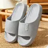 Nuevo modelo de pantuflas cómodas para hombre, sandalias de verano para exteriores de EVA, pantuflas antideslizantes para interiores y baño de mujer, venta al por mayor
