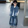 Conjunto de 3 Peças de Colete Jeans para Meninos Primavera e Outono 2026 Novo Estiloso Moda Infantil Outono Conjunto Streetwear para Meninos