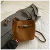 Bolsos Retro Coreanos para Mujer 2025 Nuevo Invierno de Gama Alta Versátil Bolso Cubo Exquisito Súper Popular Bolso de Hombro Cruzado