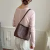 Yue Zi 2026 Verano Nuevo Bolso de Cuero Suave Tejido Cruzado Bolso Yuanbao de Moda Versátil Bolso de Hombro