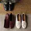 Direto da fábrica ~ Estilo outono de 2026 primeira camada couro bovino sola plana laço boca rasa sapatos de salto único sapatos retro de vovó 34-42