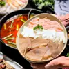 Restaurante de hot pot moderno estilo montanha, louça criativa, pratos com gelo seco para shabu-shabu de carne, travessa comercial de cogumelos e vegetais