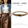 Cinturón de cuero PU para mujer, nuevo modelo 2026 con hebilla de aleación, diseño simple versátil de alta gama, adecuado para combinar con jeans, disponible para venta al por mayor