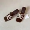 Sandalias planas de cuero suave estilo resort para mujer, con punta cuadrada y tacón grueso, modelo de verano nuevo con tira de hebilla, sandalias elegantes y cómodas que no cansan los pies
