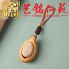 O pingente de durian de sândalo pode ser usado como um item decorativo para artesanato com tema de frutas, acessórios de carro, mesas de chá, salas de estar ou como um ornamento para casais para carregar por aí.