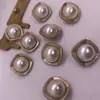 Suministro en stock hebilla cuadrada de aleación de zinc con perla hebilla decorativa dorada mate para accesorios de ropa venta al por mayor