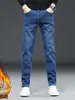 Ropa para Hombre Maple House / Colección Otoño/Invierno 2026: Jeans rectos para hombre, con forro polar, engrosados, modernos y elegantes, para uso de negocios casual.