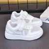 Zapatos Blancos para Niños Zapatos Deportivos para Niñas Primavera/Verano 2026 Nuevos Zapatos de Malla Transpirables Estudiante Antideslizantes Zapatos de Patineta Especiales para la Escuela