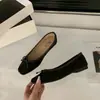 Zapatos Planos de Gamuza Retro Franceses de Punta Cuadrada Bajos con Lazo de Un Solo Paso para Commuting Otoño/Invierno 2026 Nuevas Llegadas
