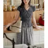 Camisa de Mujer Soljghter Estilo Francés Retro con Pliegues y Mangas Cortas, Cuello en V, Top Elegante de Verano con Mangas Cortas