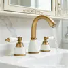 Grifo para Lavabo Europeo de Doble Manija Tipo Split de Tres Agujeros, Juego de Tres Piezas para Lavabo Cerámico Caliente y Frío
