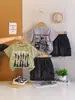 Roupas Infantis 2026 Novo Estilo Conjunto Casual de Jeans de Manga Curta para Crianças Conjunto de Três Peças para Bebês Meninos Tendência de Comércio Exterior