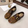 Sapatos femininos Birkenstock-style em couro legítimo com estampa de leopardo retrô all-over, coleção outono 2026, versáteis, confortáveis, baixos, casuais e de calçar fácil.