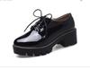 2022 Novo Estilo Primavera Estilo Britânico Couro Patente Sola Grossa Cadarço Couro Sapatos Casuais Salto Bloco Tamanho Grande 40-43