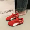 Zapatos Forrest Gump para Mujer de Aumento de Altura Deportivos Suela Gruesa Explosiones 2025 Rojos de Internet Zapatos de Entrenamiento Alemanes Suela Plana Primavera Blancos Nuevos