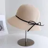 Chapéu de Pescador Minimalista Estilo Commuter Grande na Frente e Pequeno Atrás para Mulheres, Chapéu de Palha de Verão com Proteção Solar e Laço Fino de PU, Chapéu de Sol