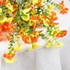 Decoração de primavera transfronteiriça, planta trepadeira artificial de eucalipto, violeta e amor-perfeito para pendurar na parede externa, flores artificiais para pendurar na parede externa