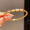Pulsera Hebilla de Uña de Circonita Electrochapada en Oro Real de 18 Quilates Lujo Accesible Pulsera de Gama Alta Diseño de Nicho Joyería Versátil para la Mano