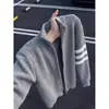 Cardigan suéter de tricô com três listras estilo americano para homens, coleção de outono, design cleanfit, exala uma vibe sofisticada e relaxada, jaqueta com zíper