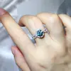 Anillo de Moissanita de 1 Quilate, Anillo de Diamante de Imitación Moderno y Lujoso para Mujer, Moissanita Colorida, Nuevo Modelo Popular de Venta Transfronteriza, Fuente de Suministro