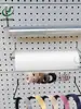 Accesorios para Tablero Perforado Gancho Rollo Papel de Cocina Toalla Film Adhesivo Cinta para el Cabello Organizador de Almacenamiento Colgador Telescópico Barra Horizontal