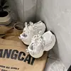 Tênis esportivos infantis, tênis estilo "dad shoes" para meninos, novos tênis retrô vazados em malha para o verão de 2026, tênis leves para corrida para estudantes, tênis para meninas