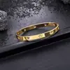 Pulseira Cruzada Europeia e Americana de Aço Titânio Não Desbota Anel Liso Vazado Masculino Pulseira de Estrela de Cinco Pontas Feminina Acessórios de Luxo Leve e de Alta Qualidade