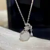Collar de Bolsa de la Fortuna Cuadrada para Mujer Plata de Ley S925 Estilo Étnico Vintage Diseño de Nicho Cadena para Clavícula de Calcedonia Blanca Imitación