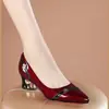 2026 Novo Estilo Sapatos Pequenos de Couro Bico Fino em Couro Patente para Mulheres, Salto Bloco, Color Block, Decote Baixo, Sola Macia, Antiderrapante, Elegante, Sapatos de Salto Único para o Trajeto para o Trabalho
