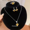 Nuevo conjunto de pendientes colgantes, anillo y collar con forma de diamante geométrico de circón ultrabrillante, lujo ligero, accesorios exquisitos de alta gama para mujer