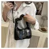 Bolso de Mano Pequeño Plateado Plegado para Mujer Verano 2025 Nuevo Bolso Dumpling Dulce Tira Colgante Bolso Cruzado para el Trabajo Moderno