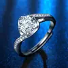Los temblores en vivo suministran una generación de anillo de corazón de melocotón de diamante de brazo cruzado retorcido para mujer venta directa de fábrica