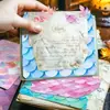 12 Hojas/Paquete Compra Directa Transfronteriza Papel de Material Escamas de Sirena Iridiscente Perlado Hecho a Mano DIY Fantasía Decorativo Papel para Scrapbooking