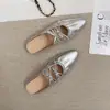 Estilo de hada 2026 tendencia de moda nuevo pañuelo plisado para la cabeza medias zapatillas de verano para mujer ropa de exterior punta plateada zapatillas suaves